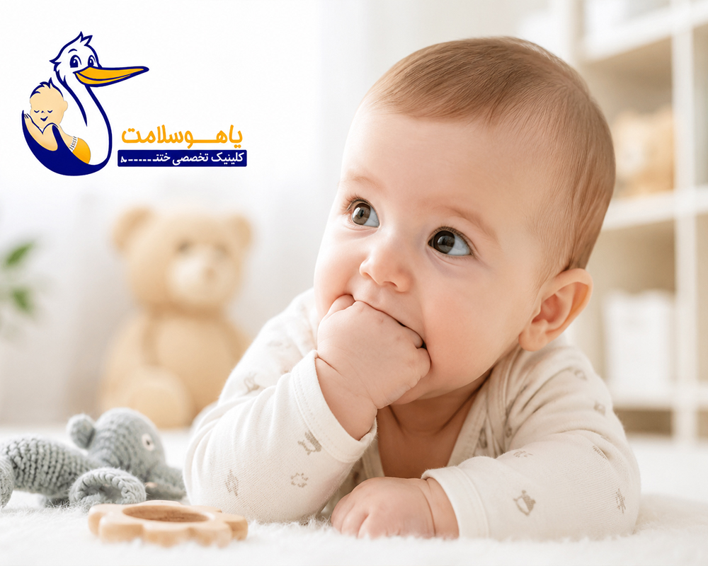 چرا-نوزاد-و-کودک-دست-خود-را-می‌مکد؟-بررسی-کامل-علل،-زمان-طبیعی-بودن-و-عوارض